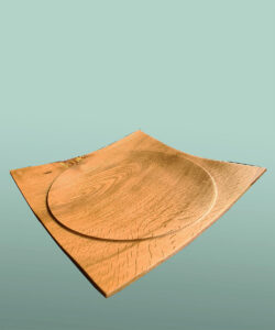 Flot firkantet fad ned drejet rundt i midten meget dekorativ