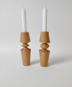 Flotte drejede lysestaget i lyst træ