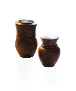 Charmerende små bøtter i mørkt træ